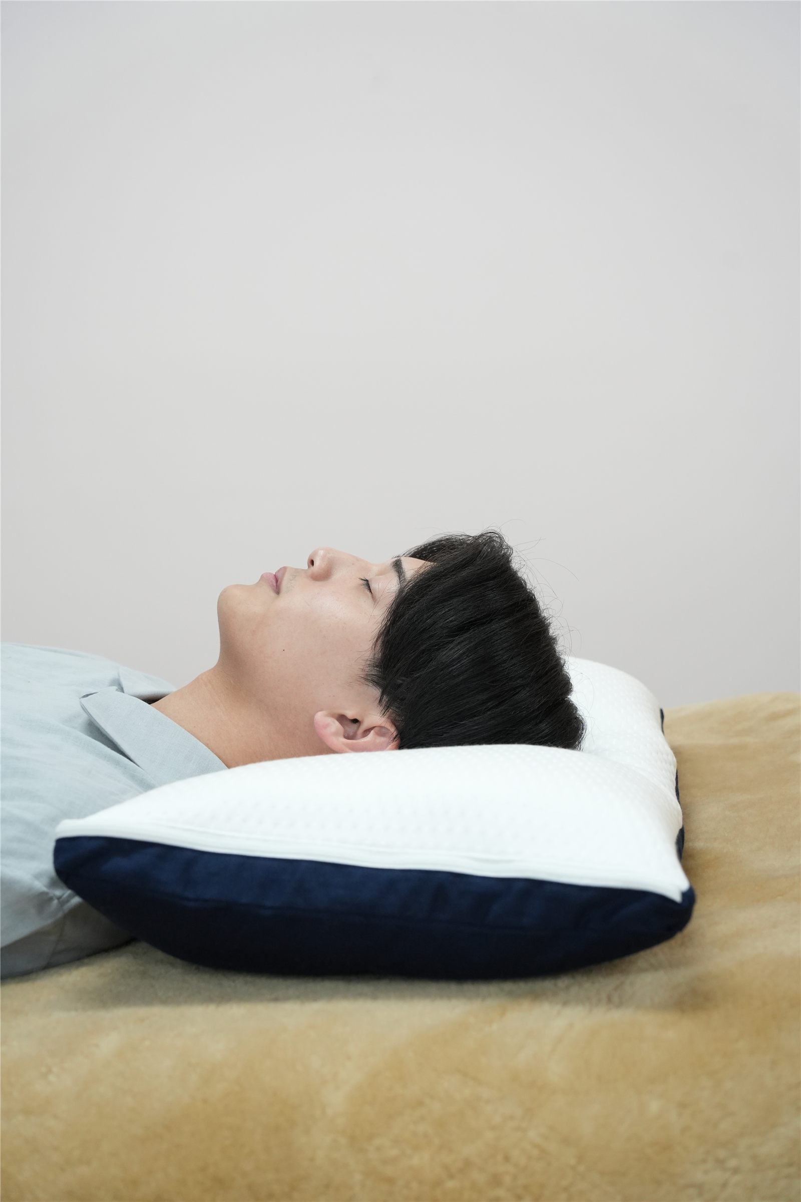 totonouの枕で眠る男性